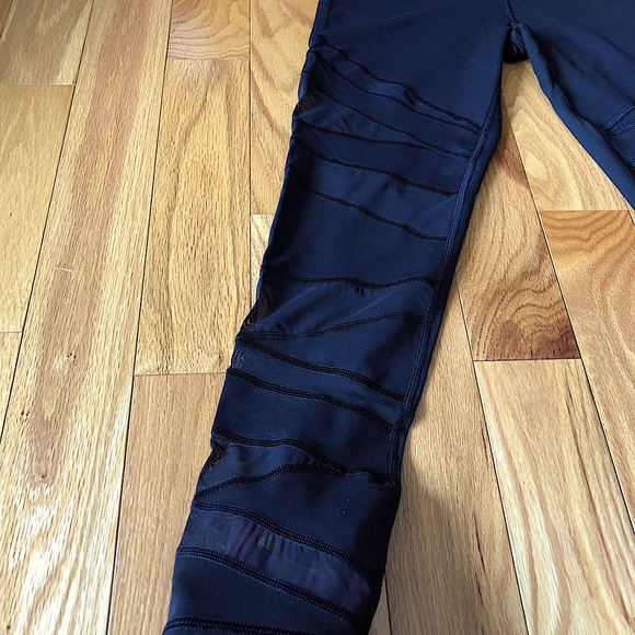 Victoria’s Secret Sport Knockout Tight with Mesh Band Details on Front - Picture 7 of 9